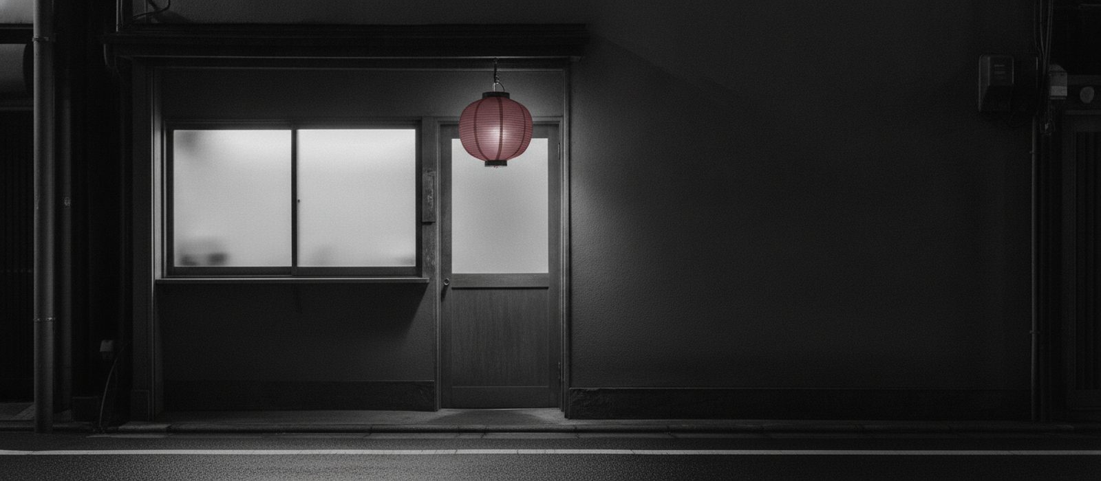 夜の小さな酒場の外観